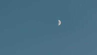 夜晚月亮半月实拍视频的预览图